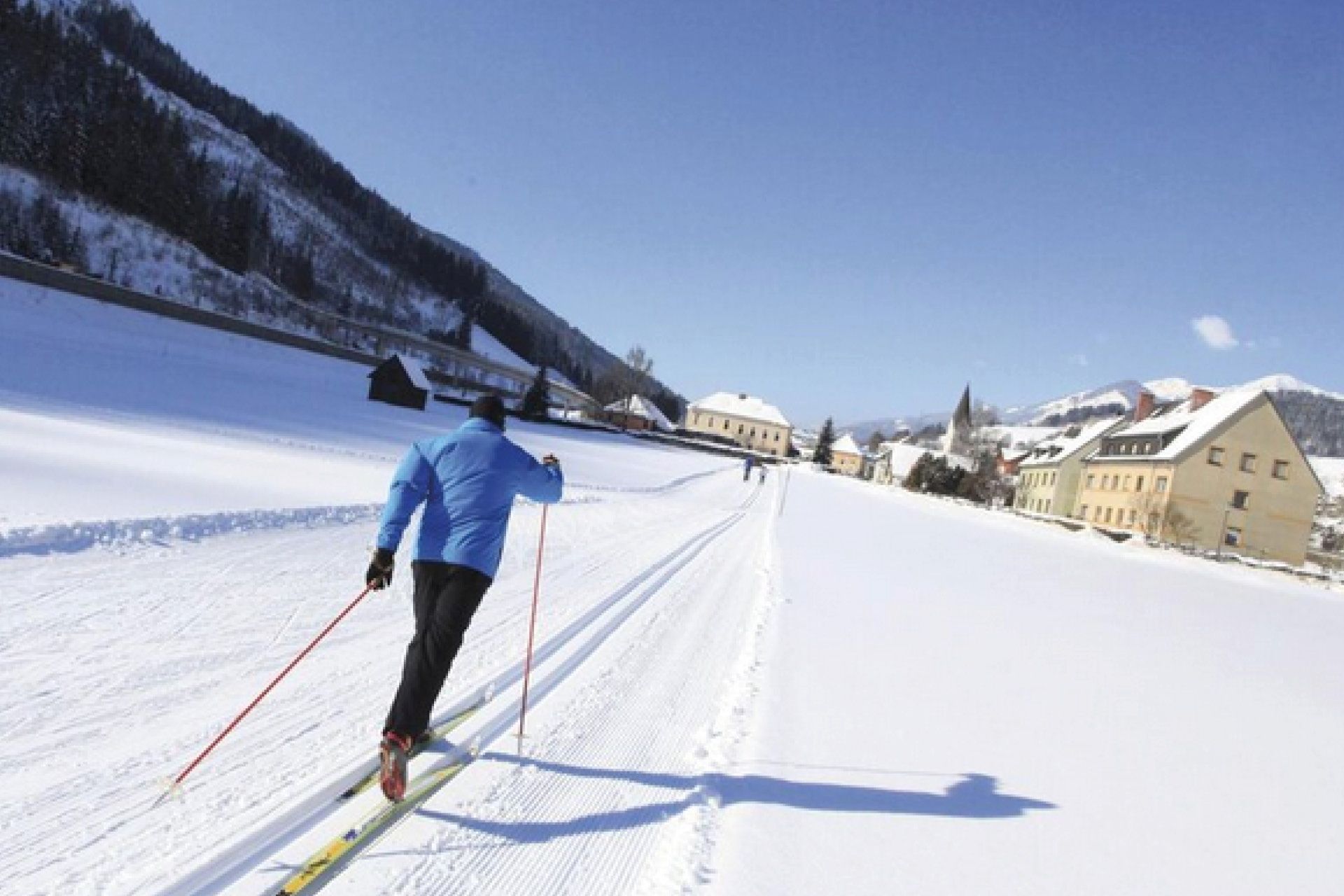 Ein reichhaltiges Frühstück mit Obst, Süßspeisen, Schinken, Gemüse, Avocado, Croissant und Salaten sowie einem Orangensaft