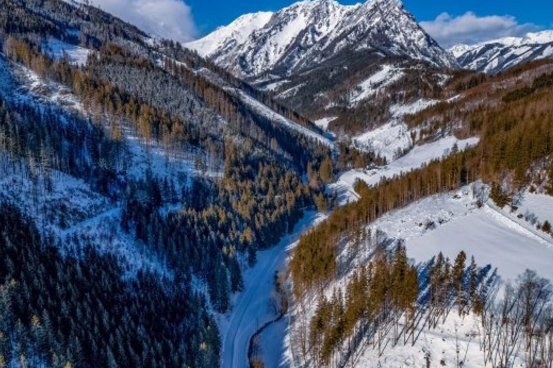 Ein gemütliches Doppelbett mit 3 Kissen und Handtüchern