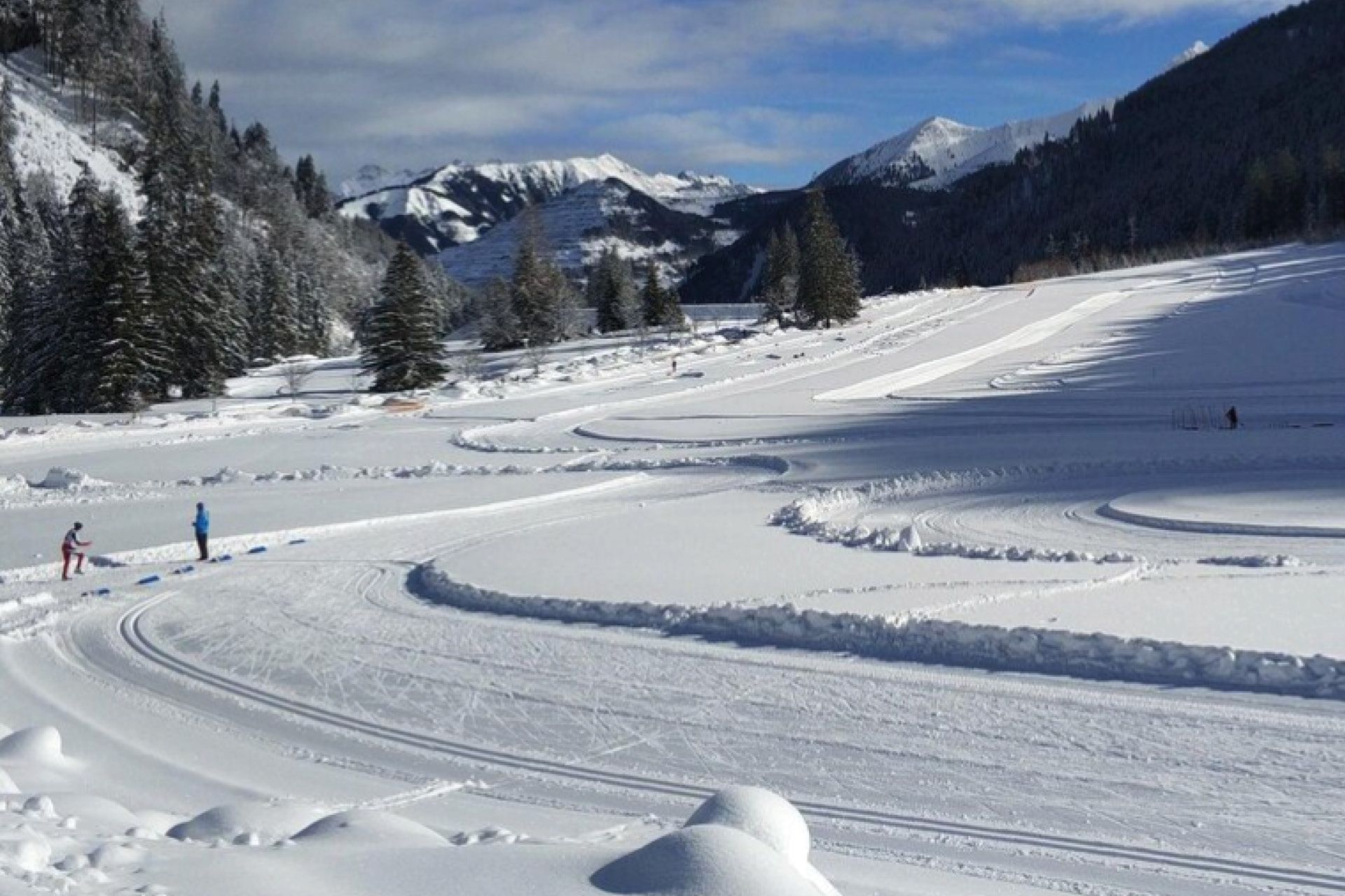 Ein gemütliches Doppelbett mit 3 Kissen und Handtüchern