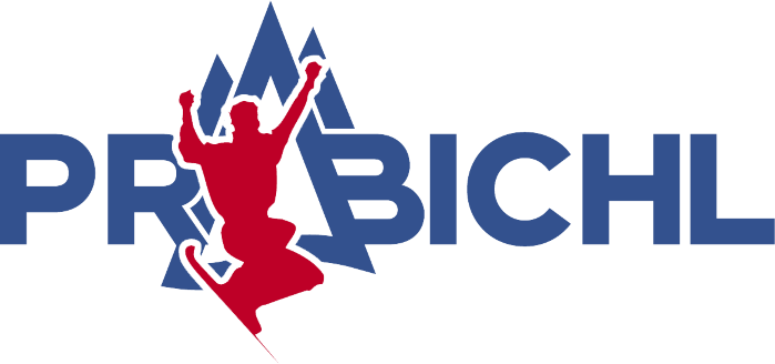 Präbichl-Logo mit blauem Schriftzug, Ä aus drei Dreiecken, darüber rote Silhouette eines springenden Skifahrers.