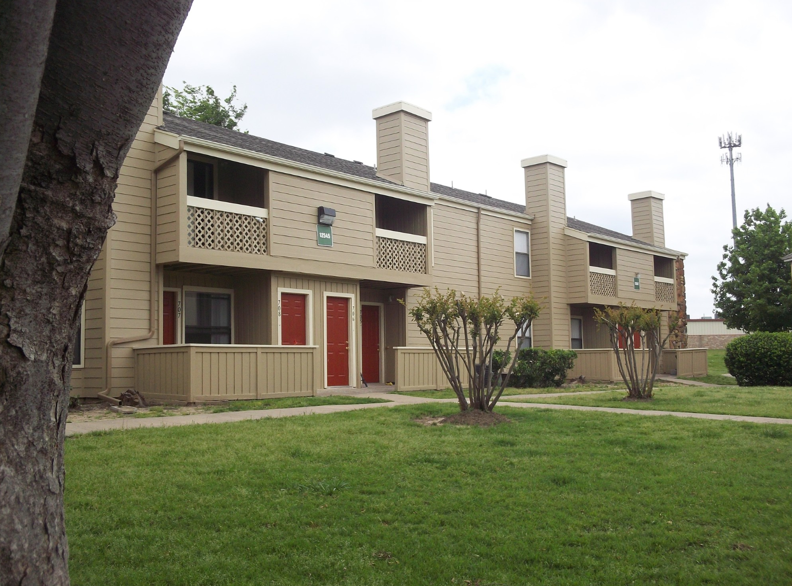 Tulsa apartment complex with landscaped grounds