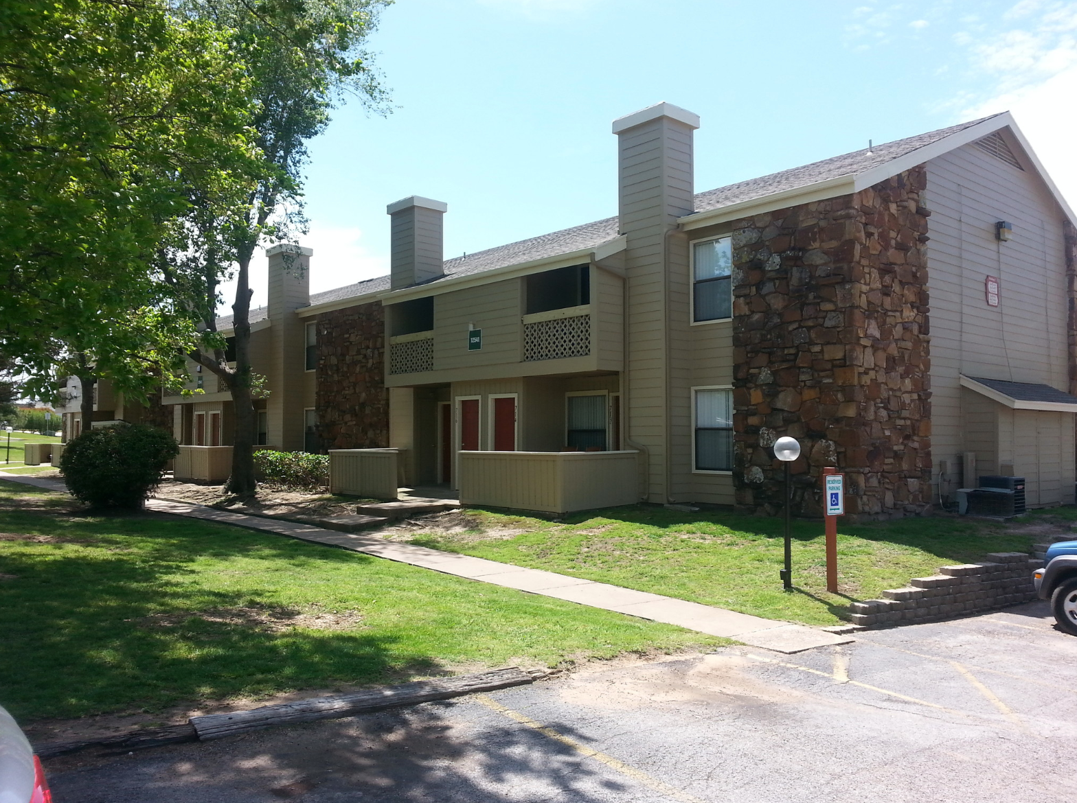 Exterior view of Tulsa apartment complex