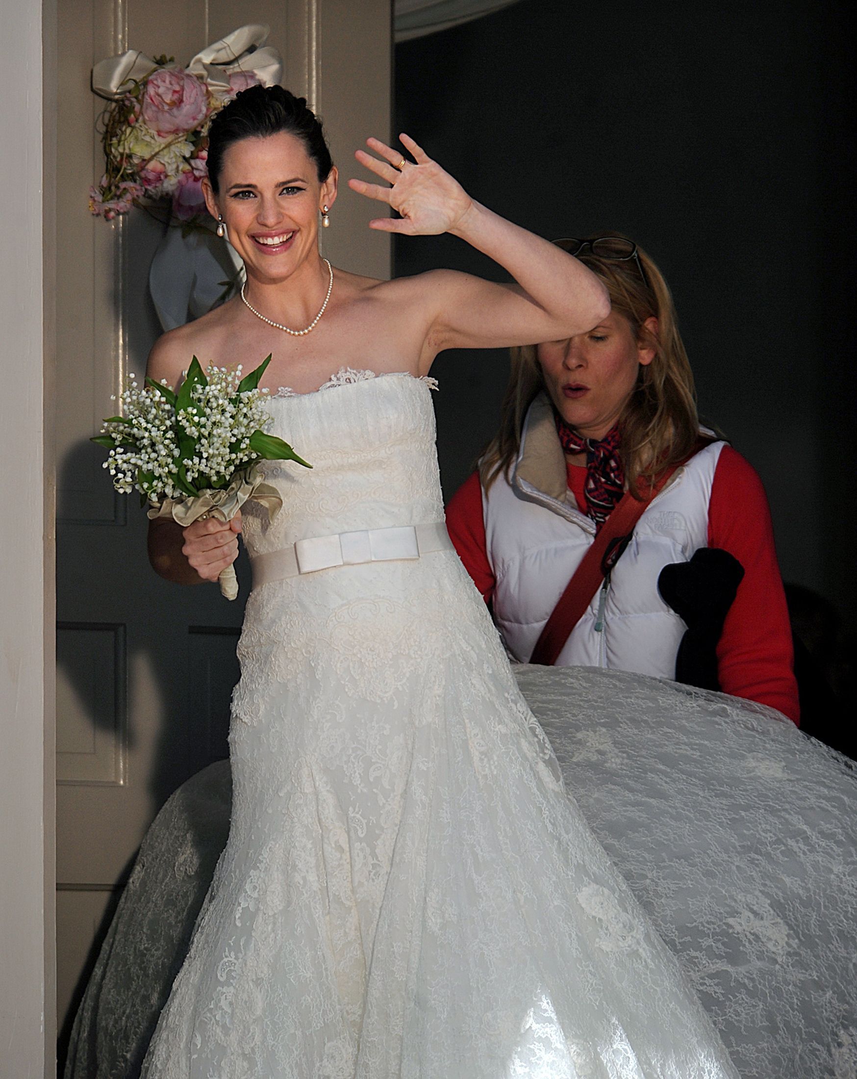 Jennifer Garner waves to a crowd of onlookers before filming a scene for