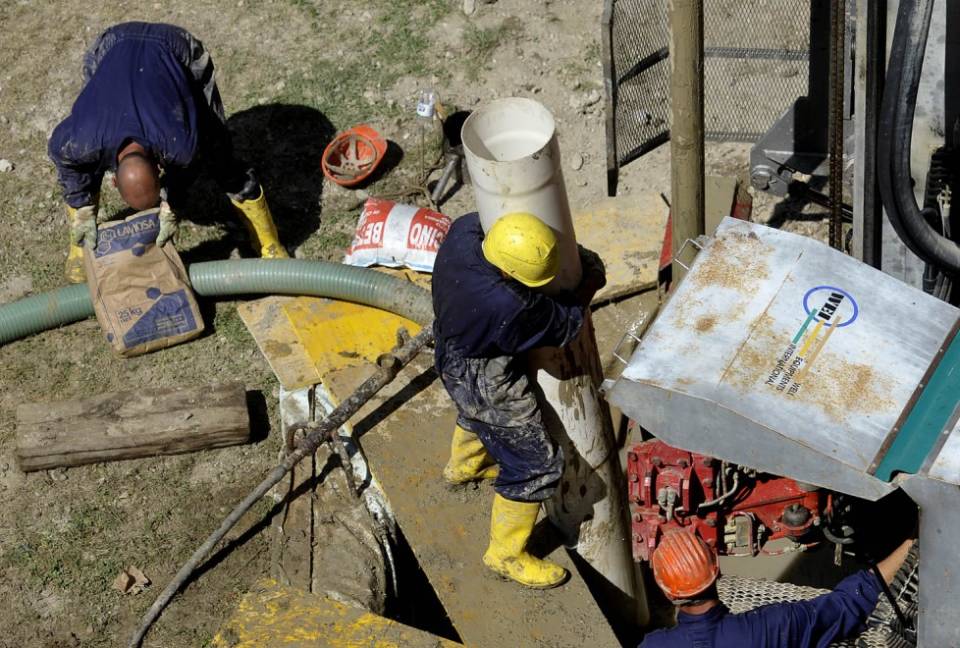 operai durante un intervento di perforazione pozzi