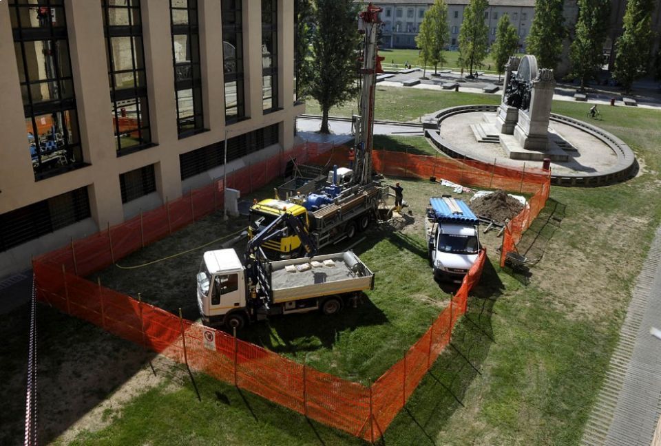 mezzi e operai durante un intervento