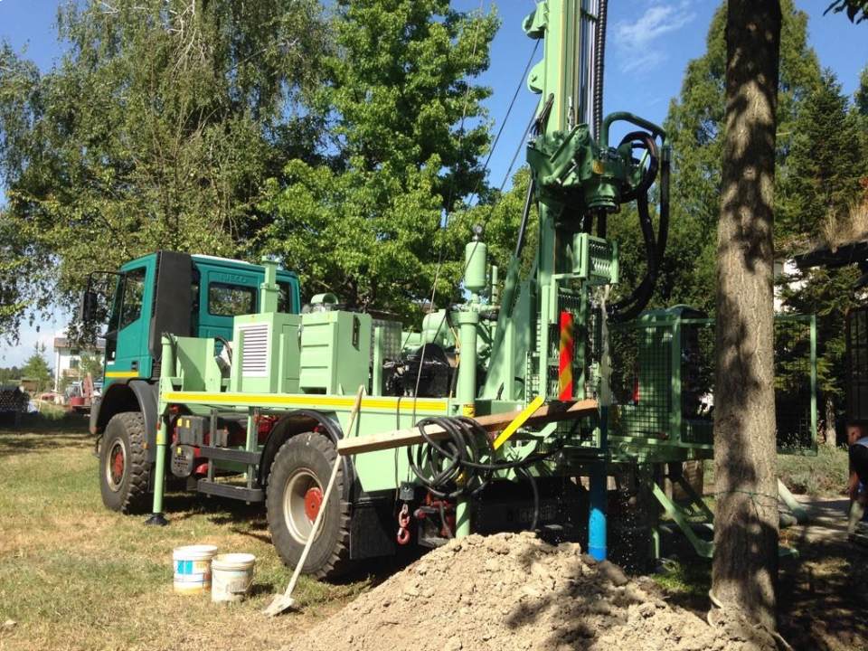 mezzi dell'impresa durante una perforazione