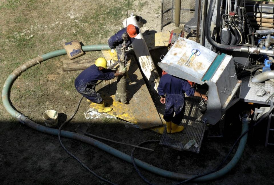 operatori dell'impresa durante la perforazione di un pozzo