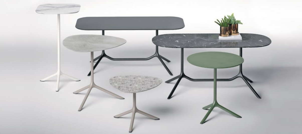 camera con arredi moderni e letto imbottito