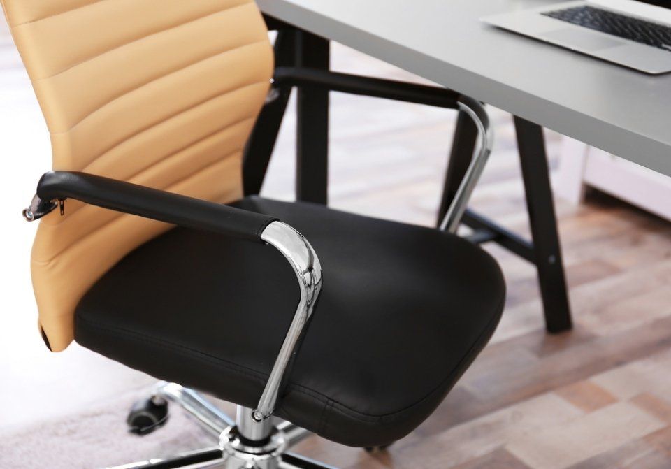 sedia girevole da ufficio nera con schienale in pelle