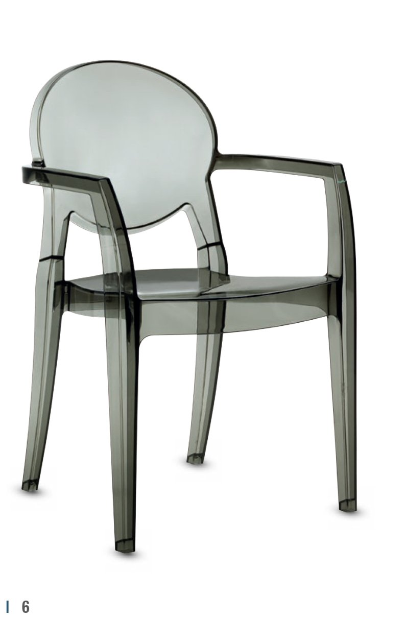 cucina con tavolo in legno chiaro e sedie nere