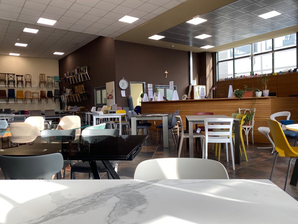 salotto da esterno in legno con imbottiture bianche