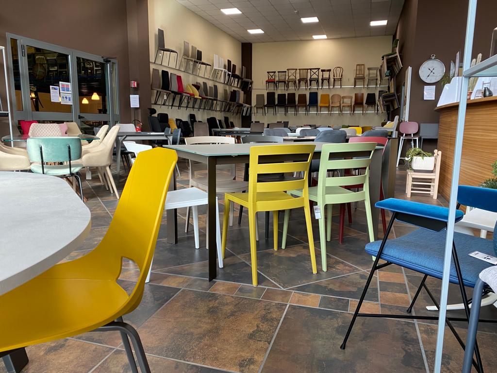 cucina con cassetti bianchi classici e piano in legno