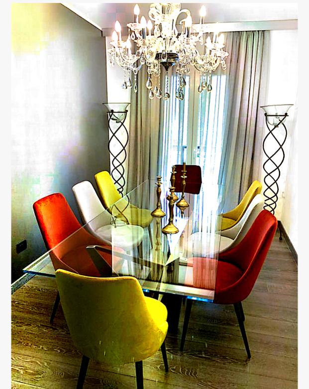 open space con tavolo in legno e metallo