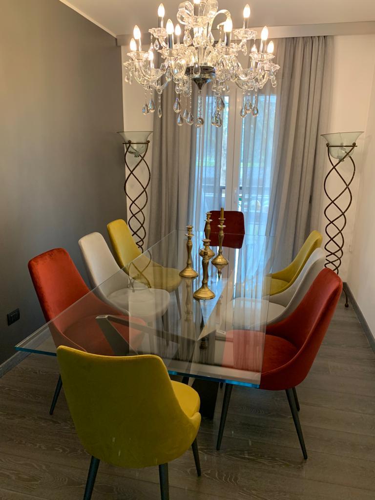 cucina con moduli blu navy e tavolo in legno apparecchiato