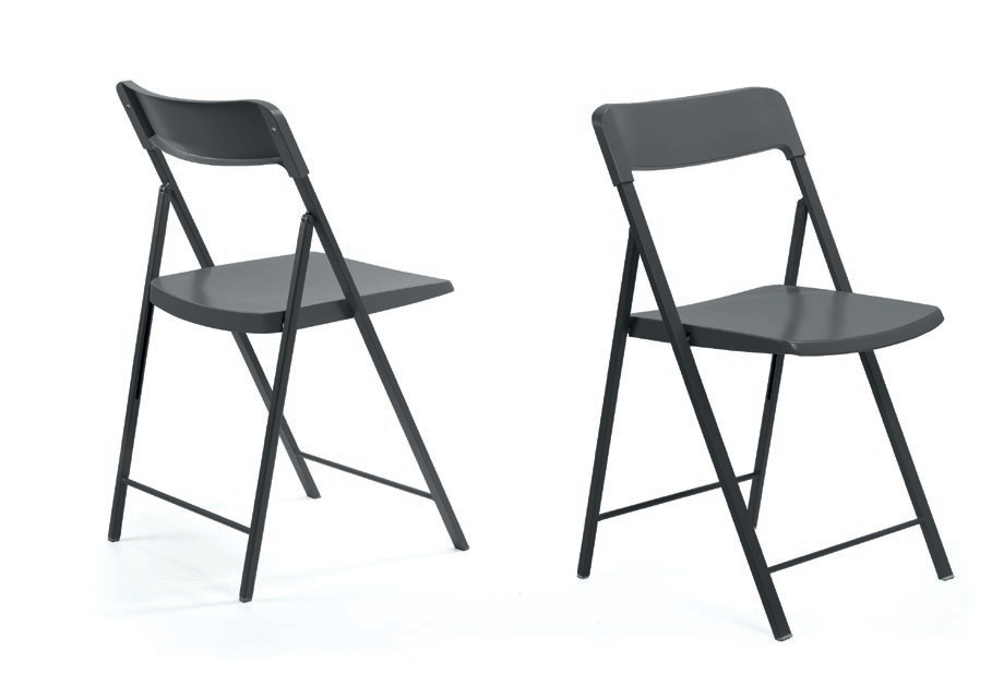 cucina con tre sgabelli neri