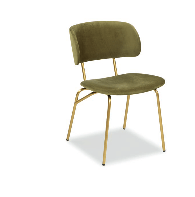 cucina con tavolo in legno chiaro e sedie nere