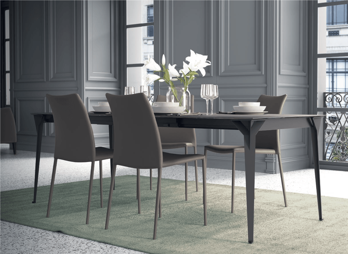 zona living con tavolo e sedie neri e in legno