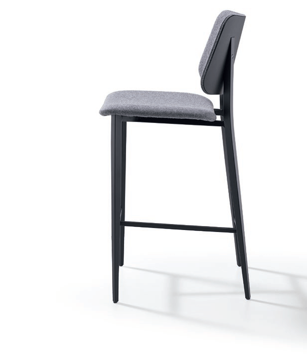 dipendenti su sedie da ufficio