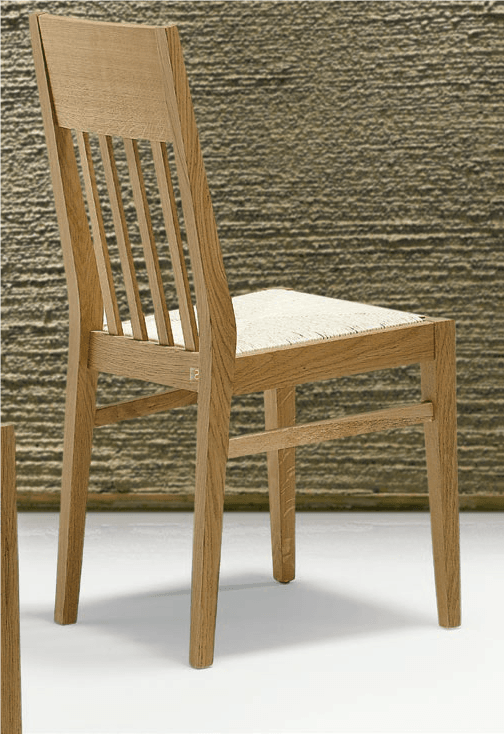 cucina con pensili grigio antracite e sedie in legno