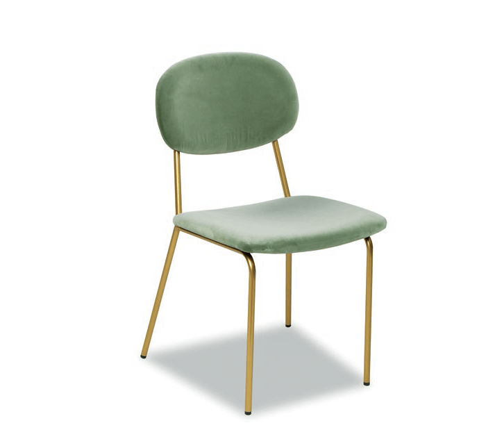 zona living con tavolo in legno e sedie bianche