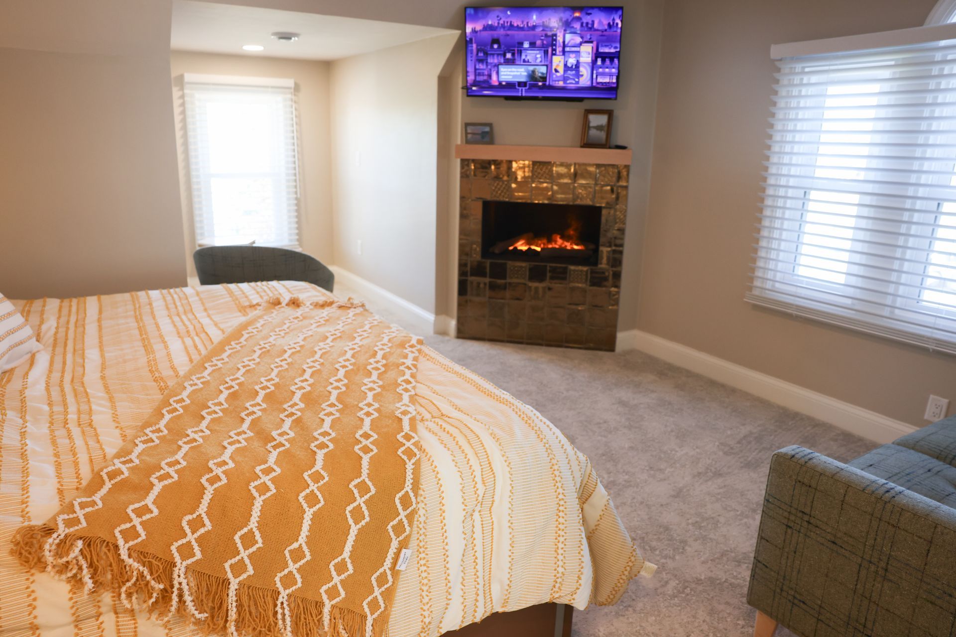King Bed and water vapor fireplace in Queen