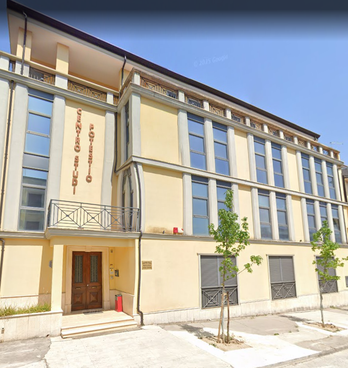 Edificio giallo: insegna del Centro Studi Fontistico, a più piani, finestre, porta d'ingresso, piccoli alberi.