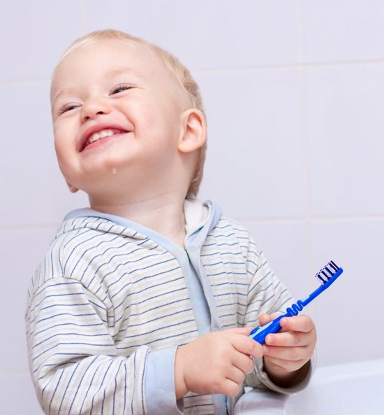 bebè con spazzolino
