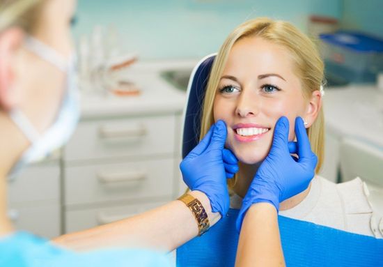 dentista controlla denti paziente