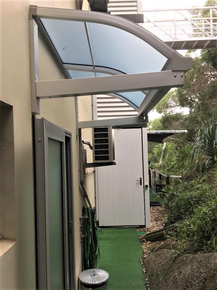 Auvent de porte moderne à Nouméa
