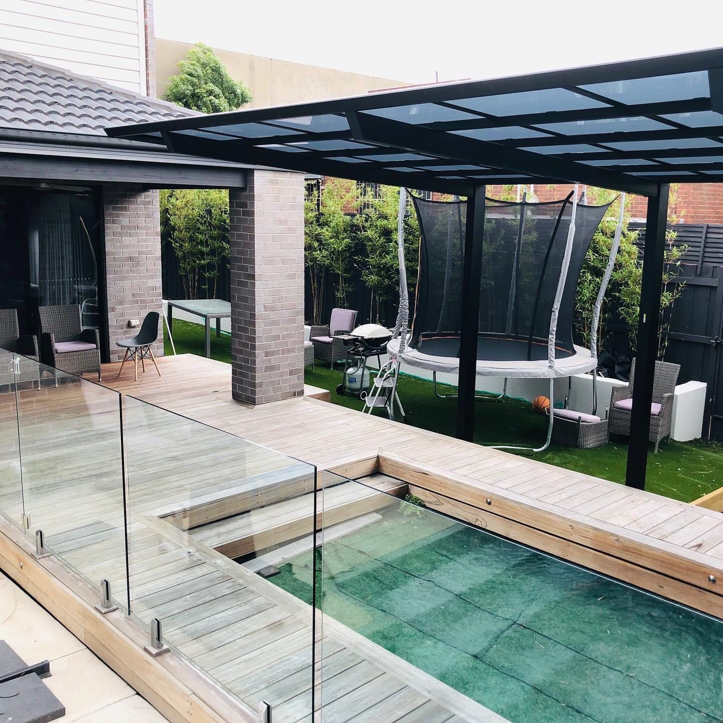 Une grande piscine avec un trampoline en arrière-plan