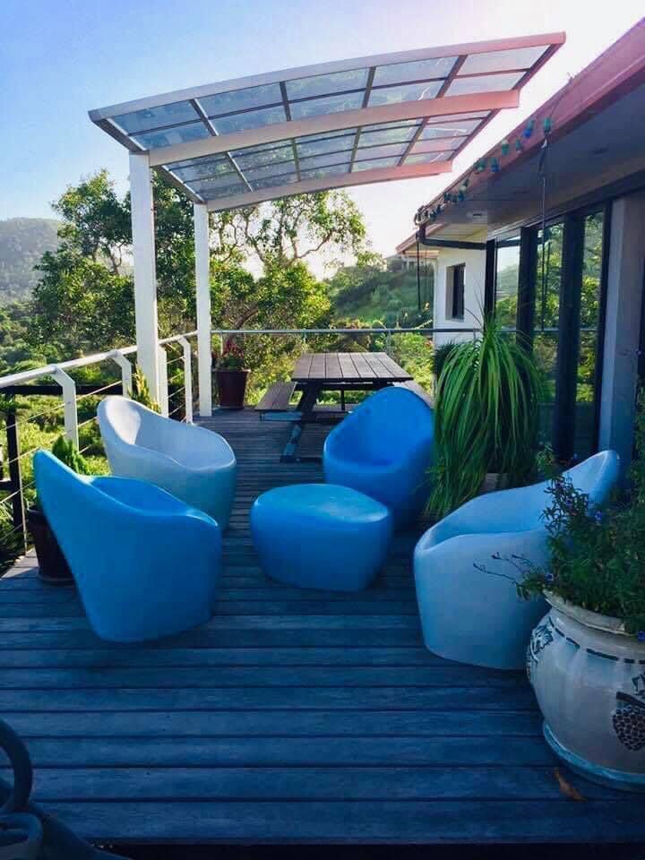 Il y a beaucoup de chaises et de tables sur le pont.