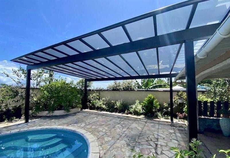 une piscine avec une pergola au-dessus d' elle .