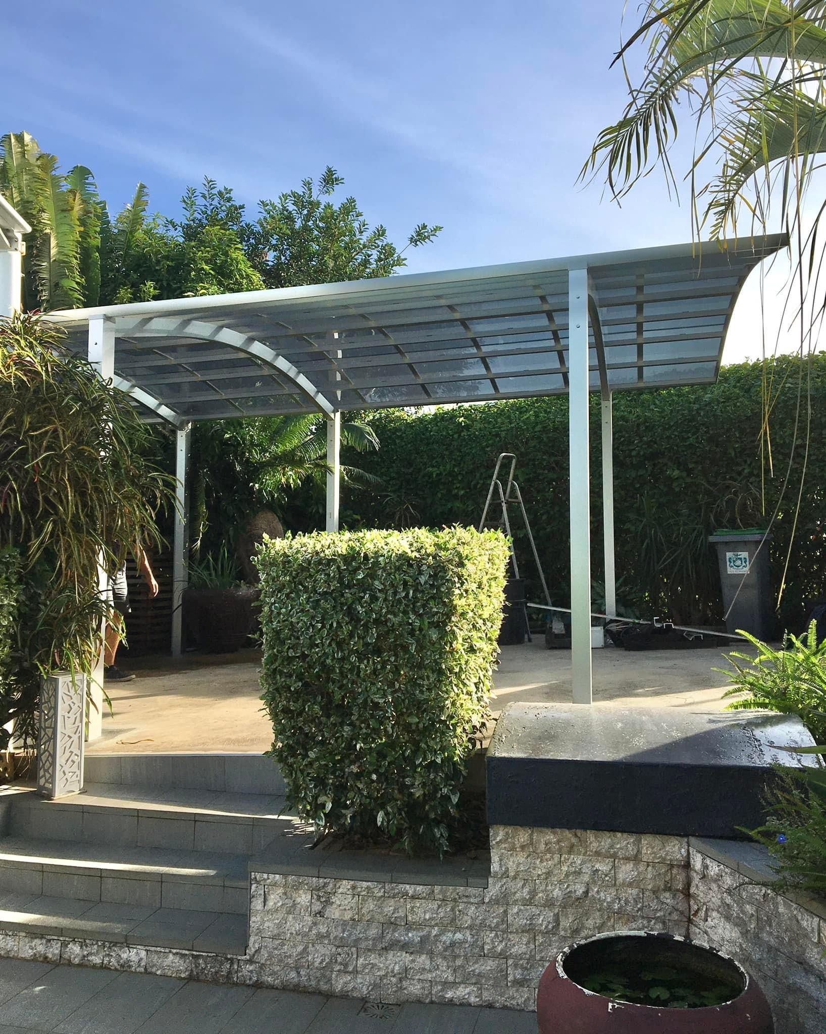 Carport Demi-lune avec revêtement anti-chaleur
