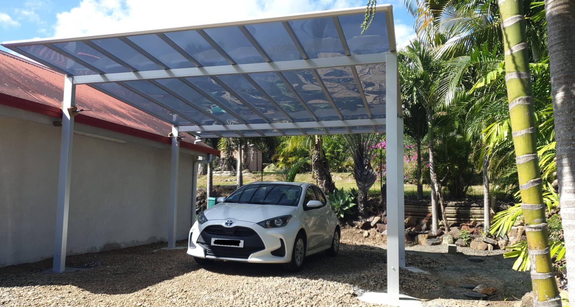 Carport toiture plate avec revêtement anti-chaleur en aluminium