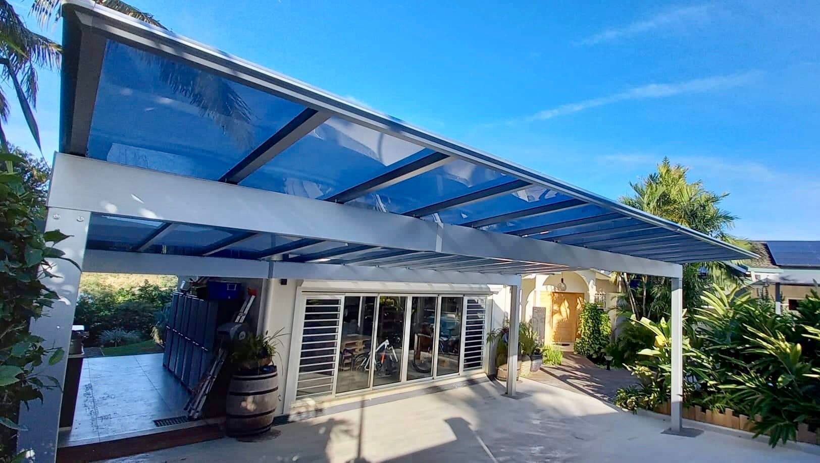 Carport toiture plate spacieux pour une protection optimale