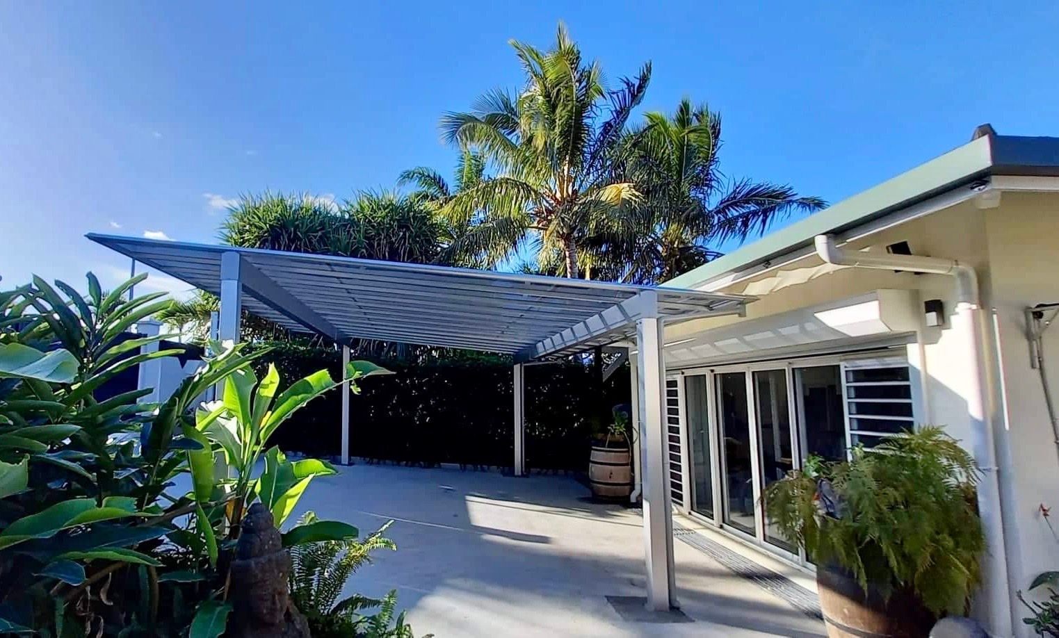 Carport toiture plate design pour abriter votre véhicule