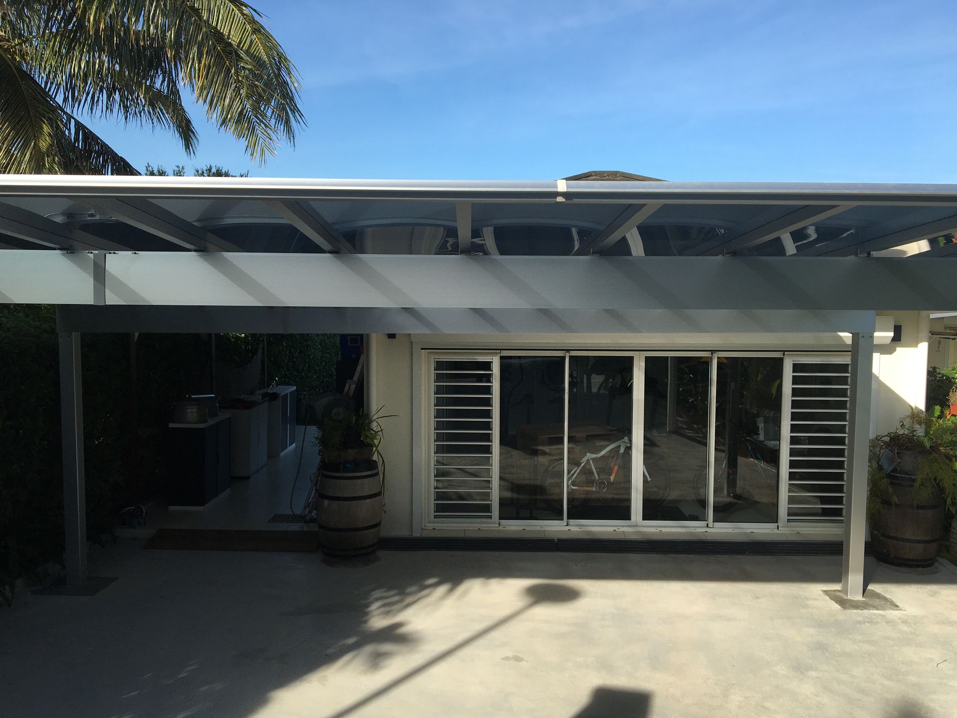 Carport toiture plate moderne en aluminium
