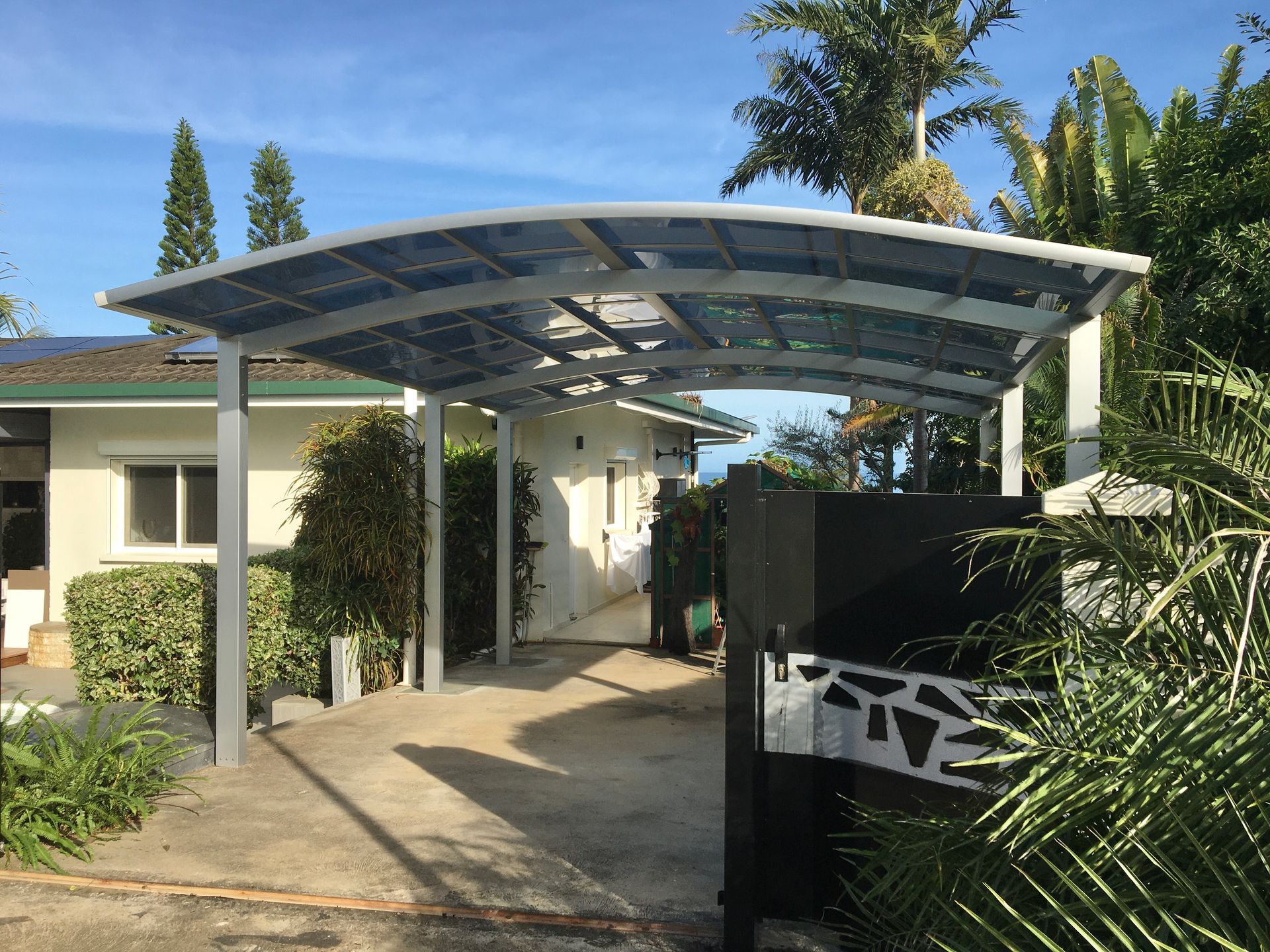 Carport Demi-lune spacieux