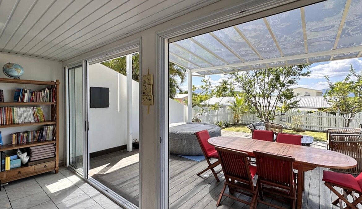 Carport toiture plate avec auvent intégré pour un espace ombragé