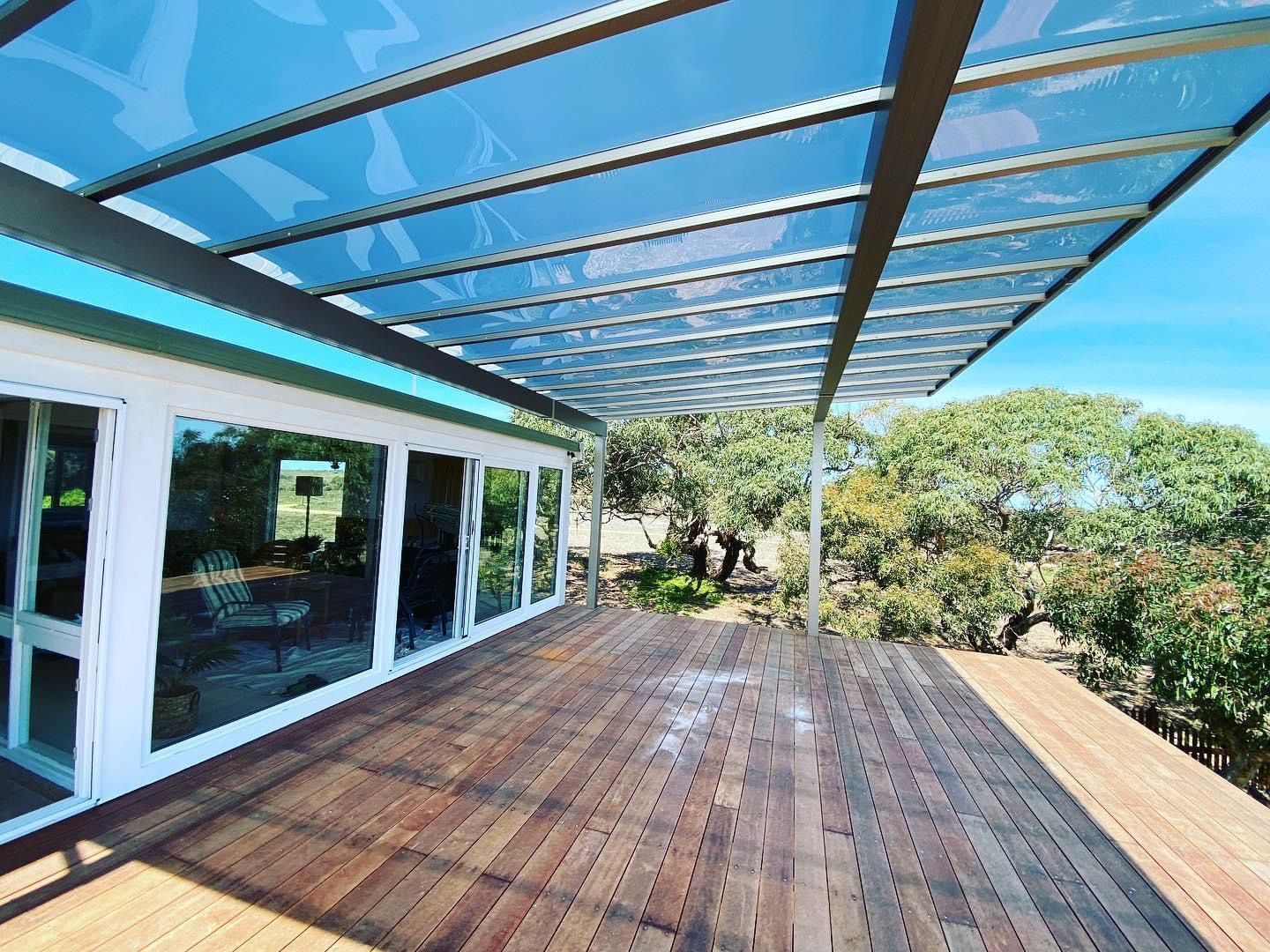 Carport toiture plate en bois adossé à la maison
