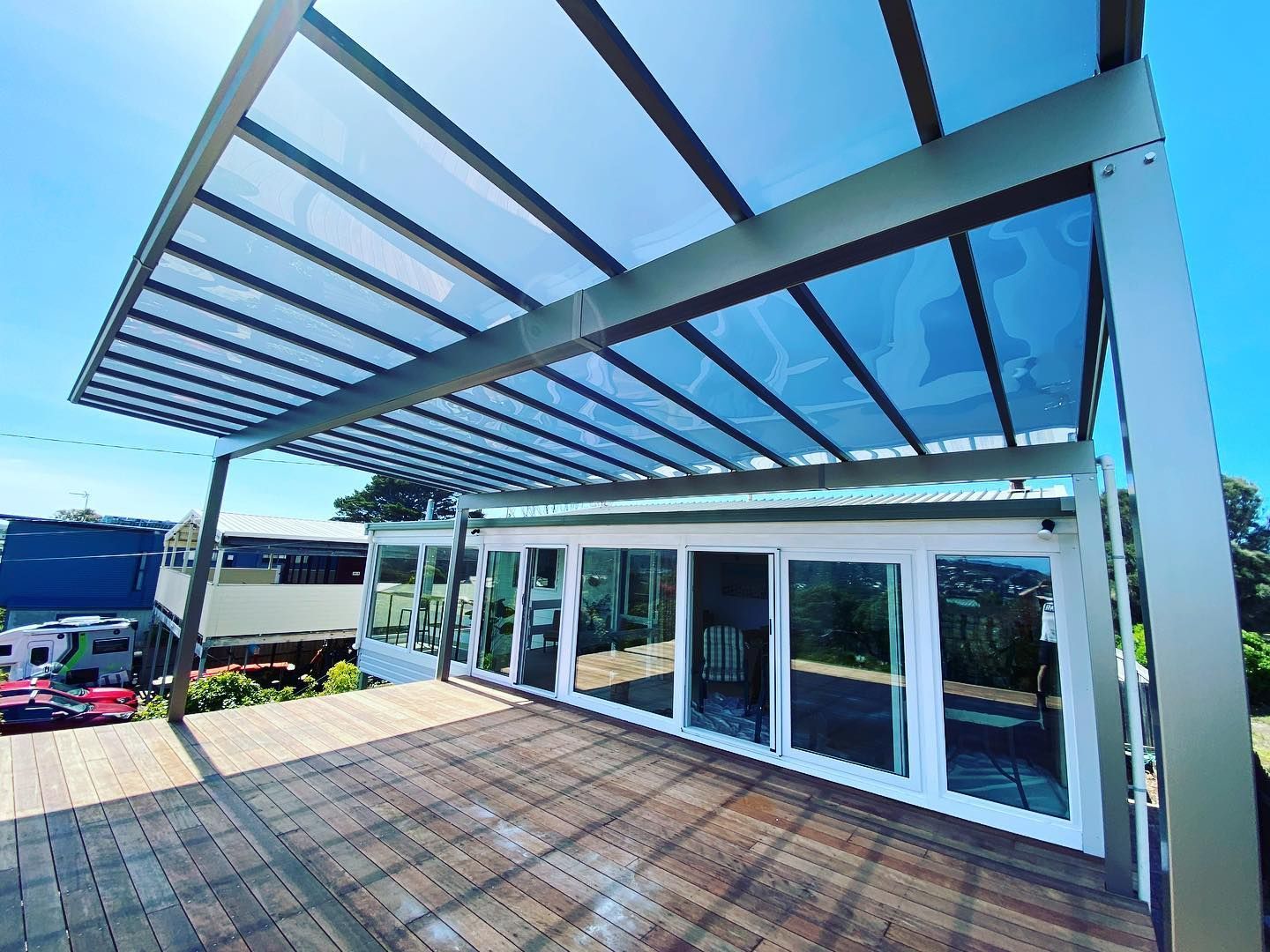 Carport toiture plate avec structure en acier galvanisé