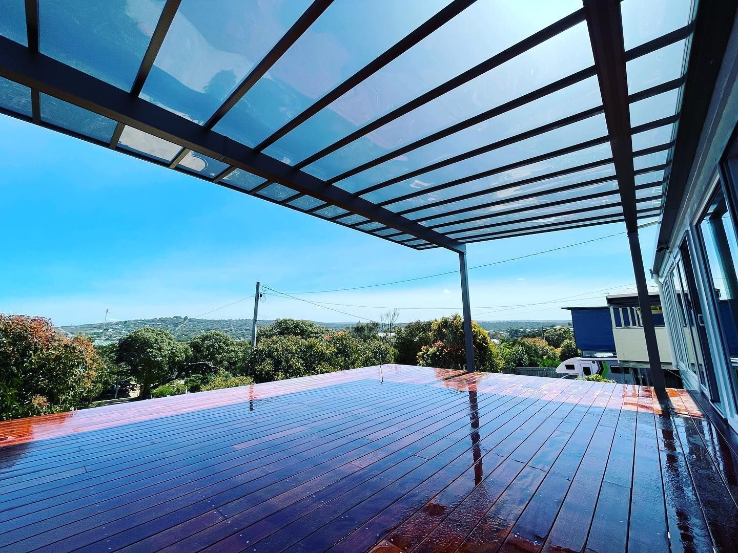 Pergola toiture plate en bois pour un espace extérieur élégant