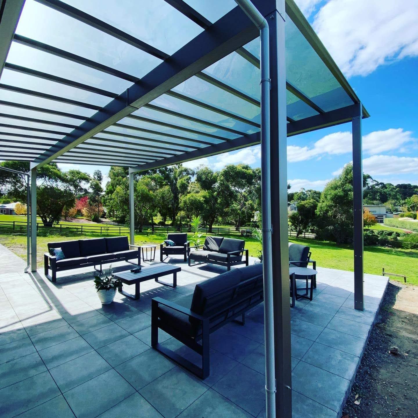 Pergola toiture plate élégante en métal