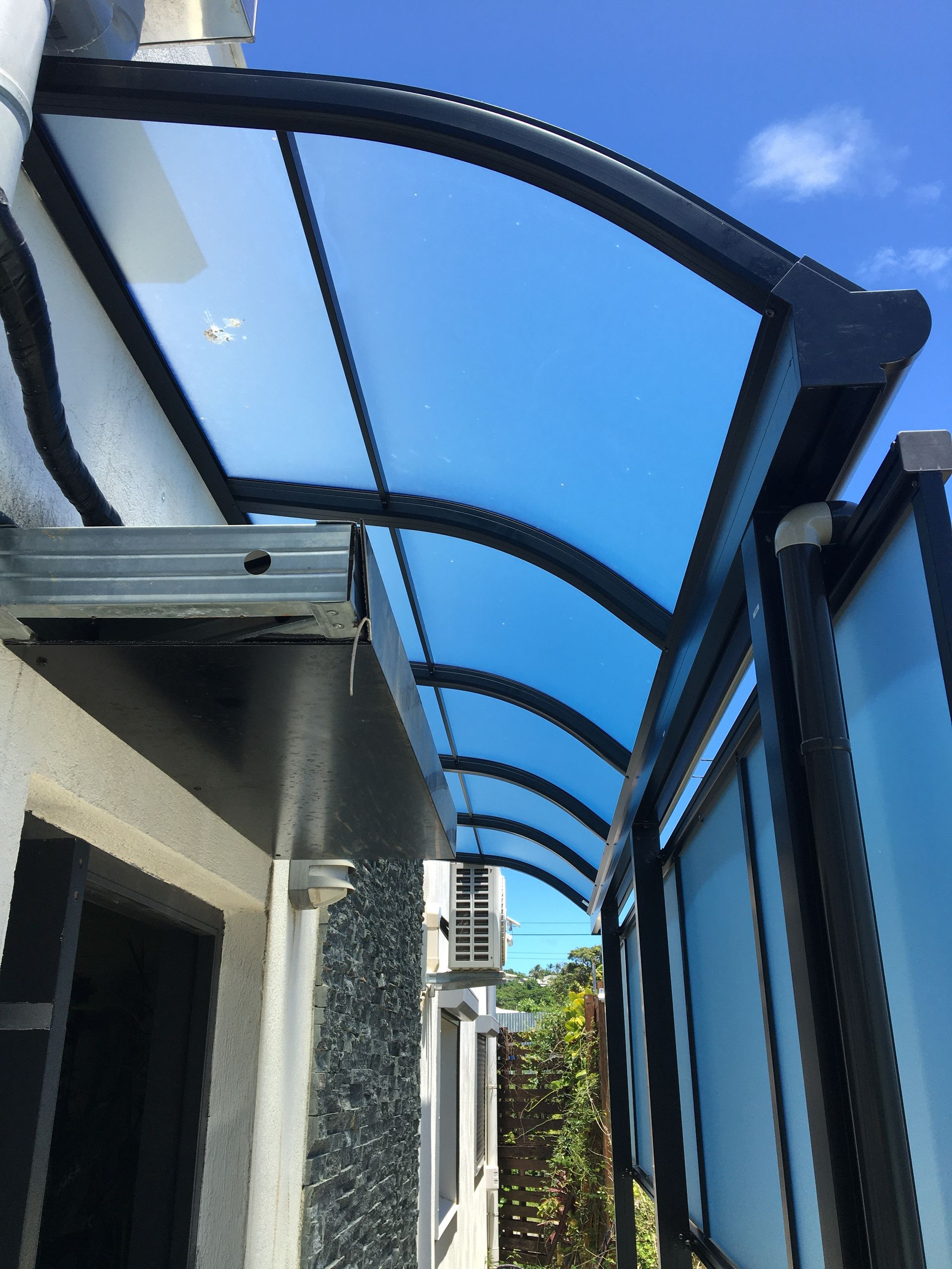 Une canopée avec un ciel bleu en arrière-plan