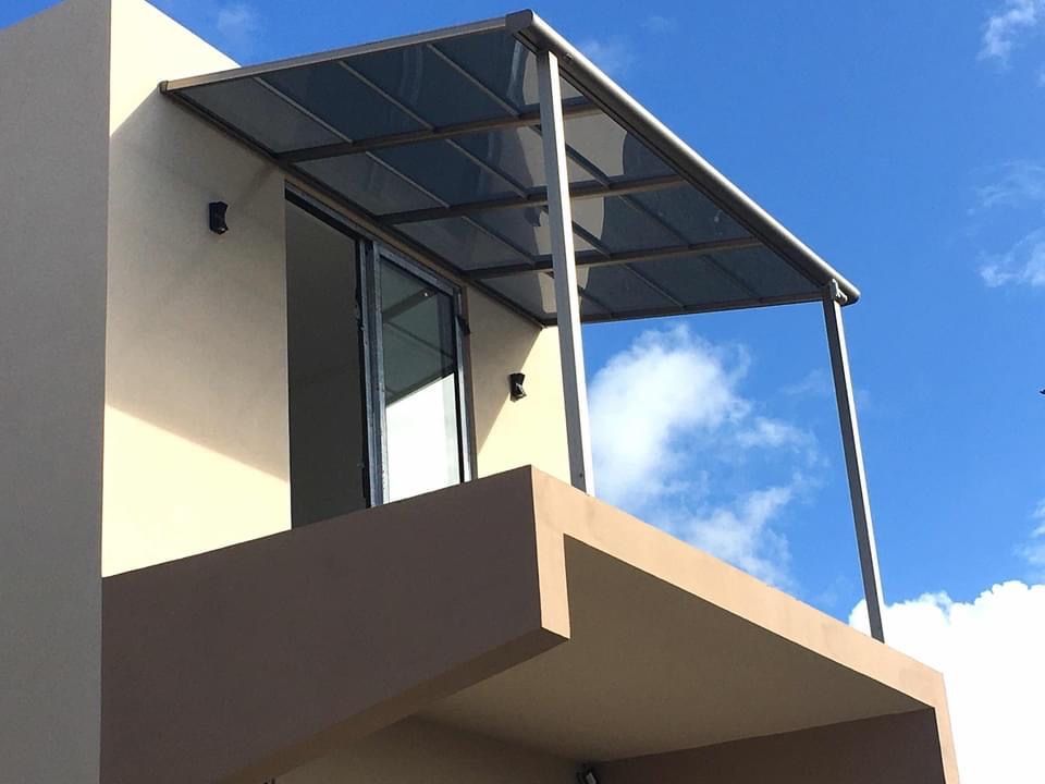 Pergola élégante avec toit en polycarbonate à Nouméa
