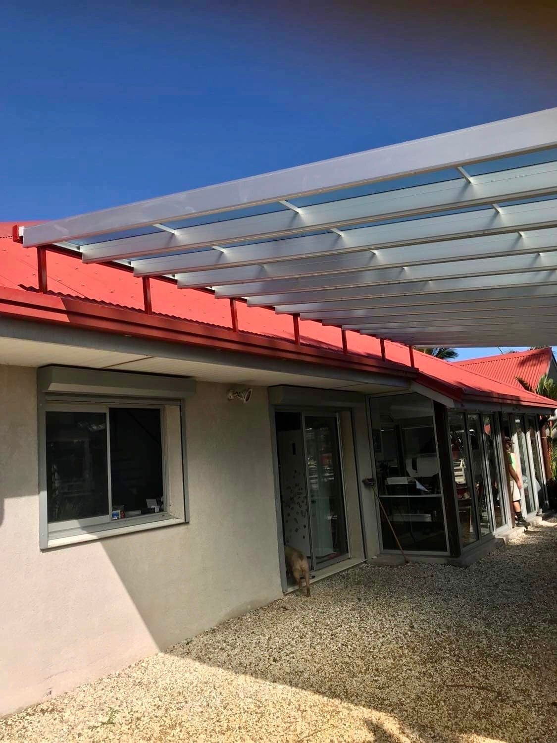 Pergola élégante avec toit en polycarbonate à Nouméa