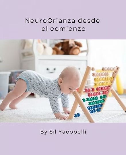 Bebé gateando hacia un ábaco arcoíris en una luminosa habitación infantil, con el texto en español “NeuroCrianza desde el comienzo”.