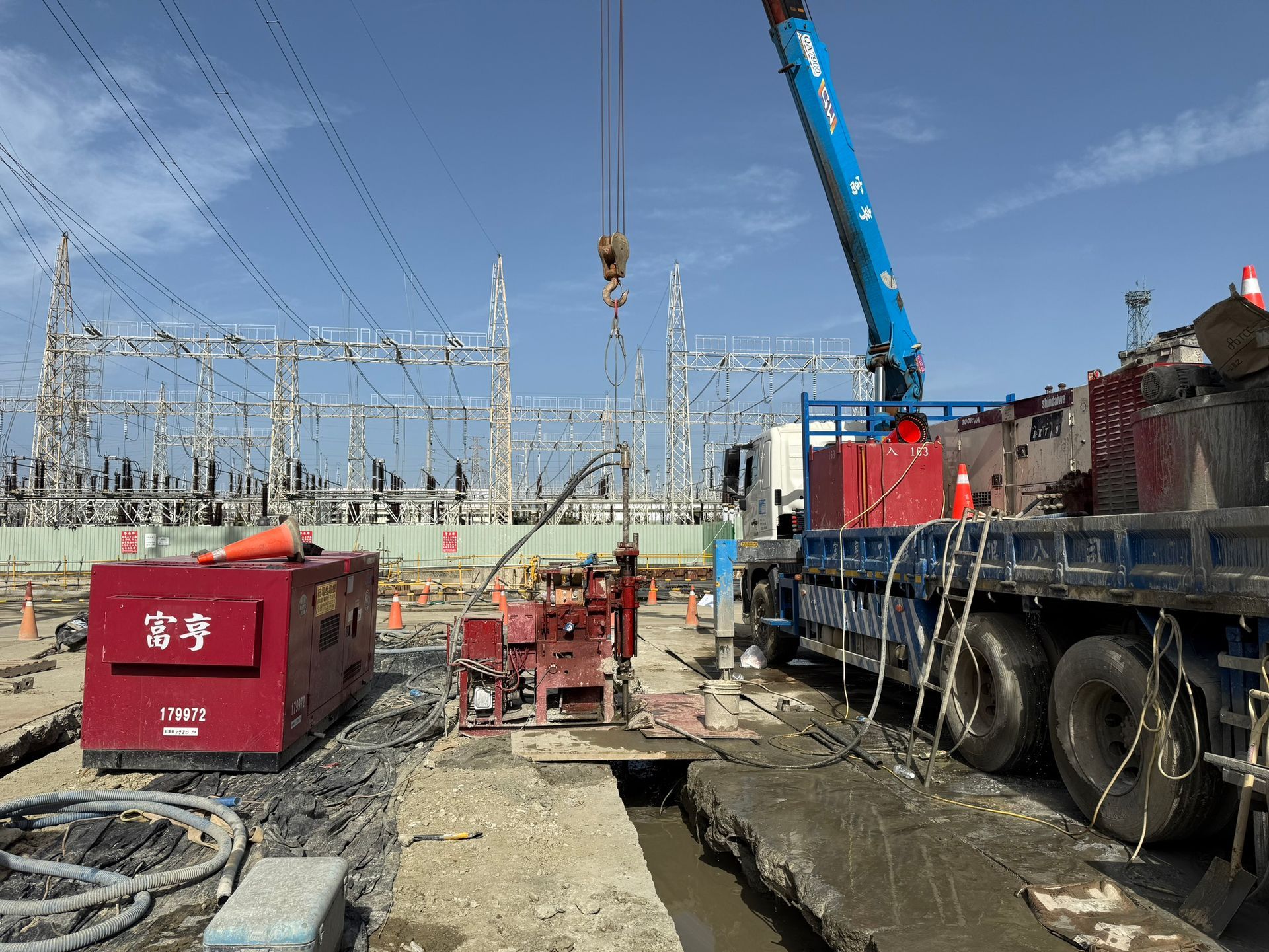 Jet grouting sealing gaps at power tower foundation trench