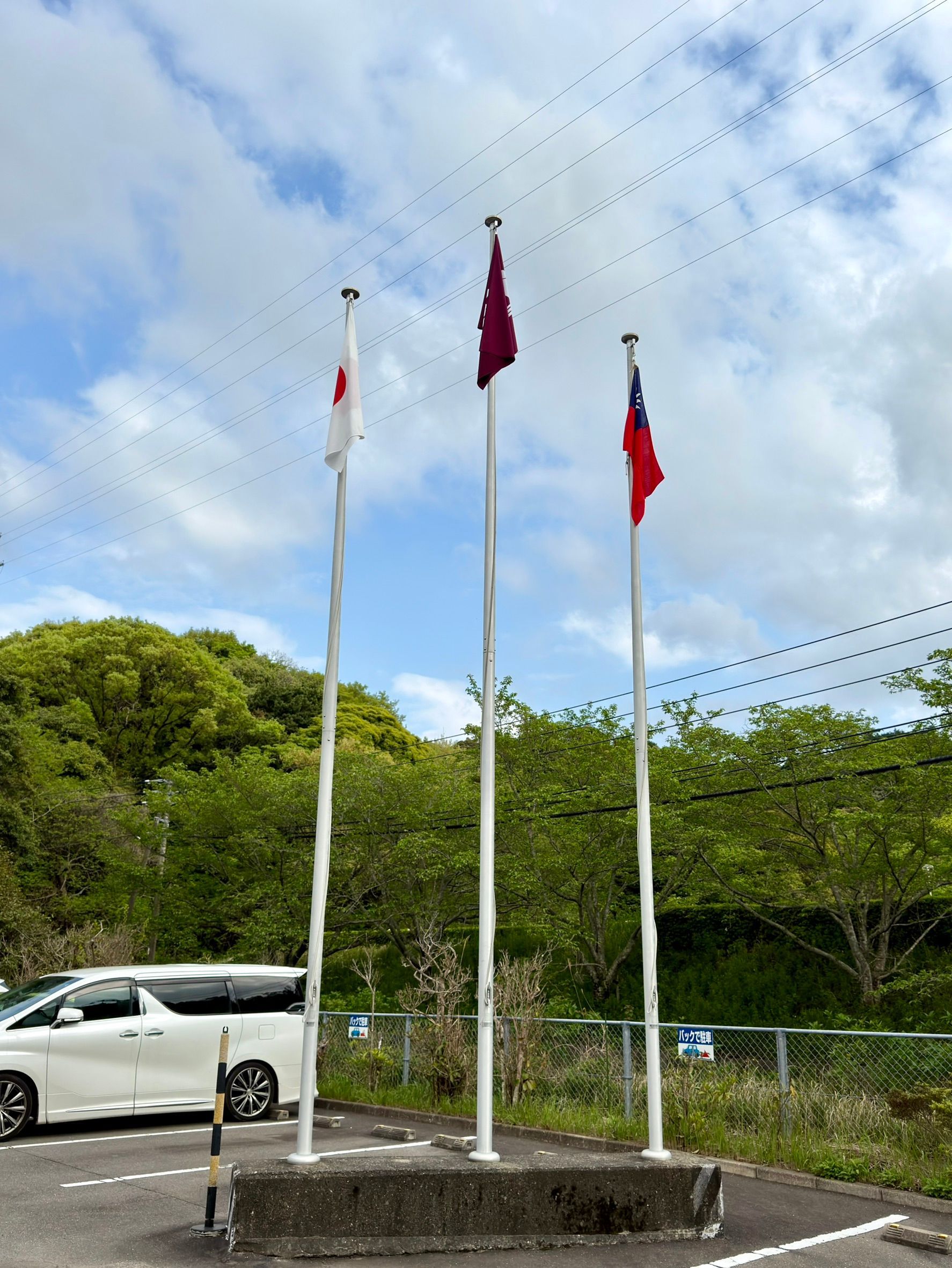 戶外旗桿上並列懸掛著國旗，象徵台日技術交流合作。