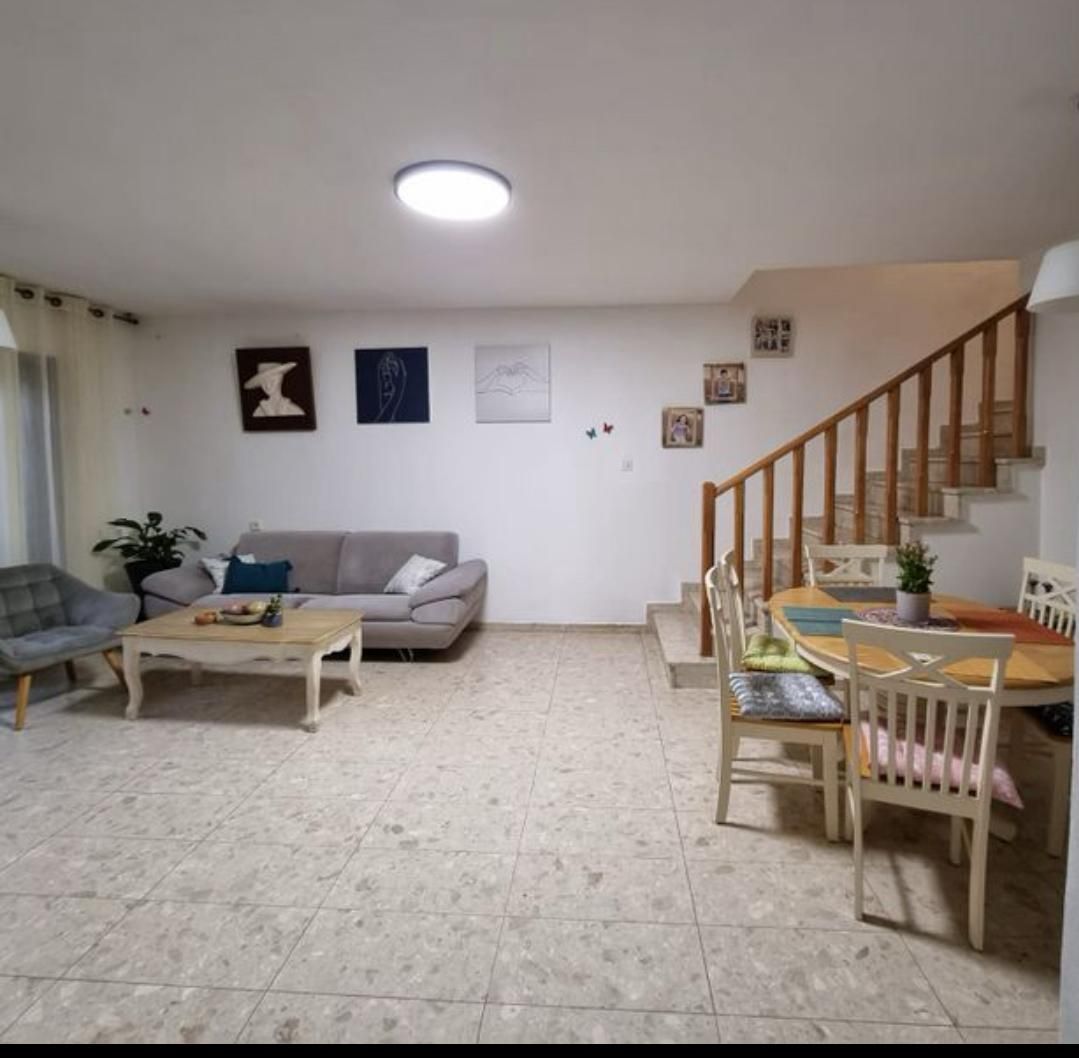 סלון עם ספה שולחן וכיסאות